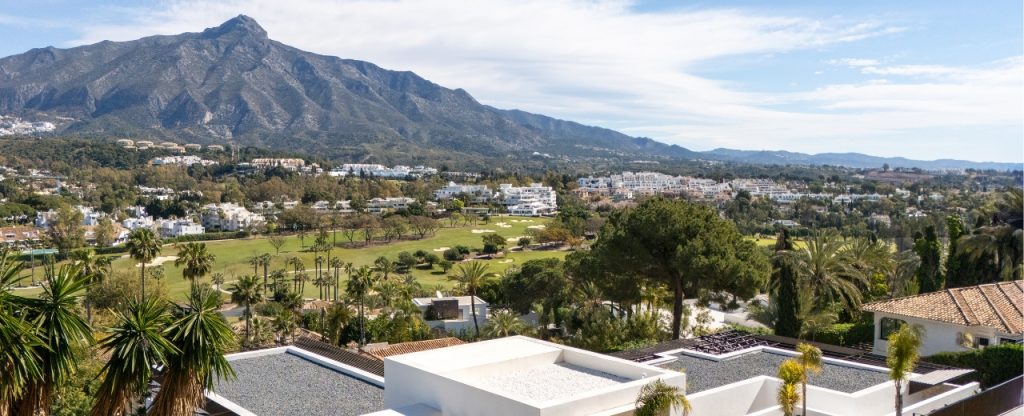 Vistas panorámicas de propiedades de lujo en Nueva Andalucía, Marbella